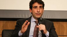 Gabriel Galípolo destaca que a taxa Selic, fixada em 14,75%, permanecerá elevada por um período extenso - Imagem: Reprodução / José Cruz / Agência Brasil