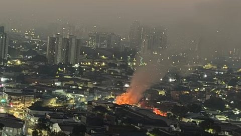 Corpo de Bombeiros enviou 22 profissionais e oito viaturas para conter as chamas - Imagem: Reprodução / TV Globo
