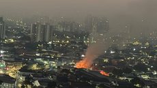 Corpo de Bombeiros enviou 22 profissionais e oito viaturas para conter as chamas - Imagem: Reprodução / TV Globo