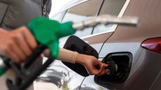 Com a nova política de preços, o consumidor pagará R$ 2,08 por litro - Imagem: Reprodução / Freepik