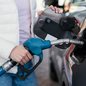 A partir de amanhã, o preço do litro da gasolina terá redução de R$ 0,18 - Imagem: Freepik