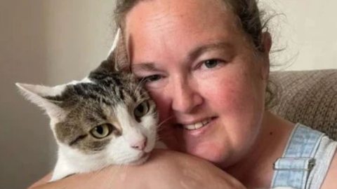 Gato salva vida de mulher sofrendo ataque cardíaco - imagem: reprodução BBC