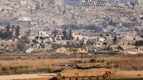 Residência da família al-Najjar em chamas após ataque aéreo israelense que matou nove crianças em Khan Younis, Gaza - Imagem: Reprodução/Twitter/X