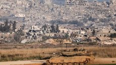 Residência da família al-Najjar em chamas após ataque aéreo israelense que matou nove crianças em Khan Younis, Gaza - Imagem: Reprodução/Twitter/X