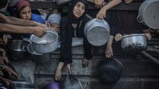 Mais de 800 palestinos morreram buscando assistência, levando países a questionar o modelo de ajuda israelense - Imagem: Reprodução / X / @marcosvmf_