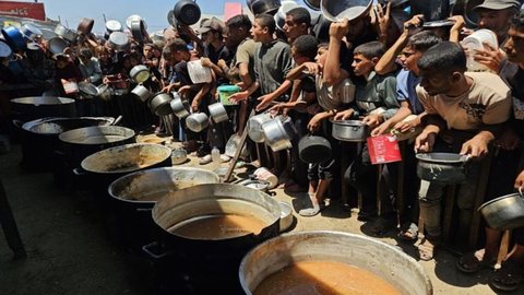 O massacre em Gaza é parte de uma série de ataques a palestinos que buscam ajuda, com críticas da ONU sobre a situação - Imagem: Reprodução / X / @Metropoles