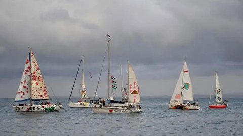A equipe jurídica da Flotilha Global Sumud denuncia a falta de aviso prévio nas audiências judiciais - Imagem: Reprodução / X / @AdrianaVeterin