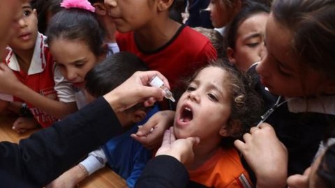 Deslocamento populacional em Gaza aumenta a urgência da vacinação contra poliomielite - Imagem: Reprodução / X / @ONUGeneve