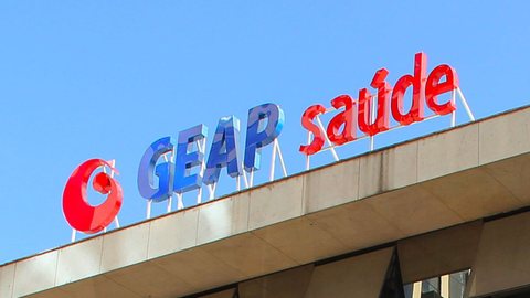 A recente crise do Banco Master levanta preocupações sobre a solidez e governança da Geap Saúde, afetando prefeituras e órgãos públicos - Imagem: Reprodução/Geap Saúde