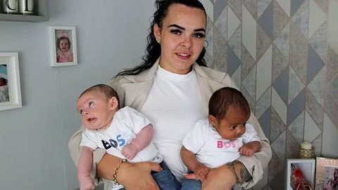 Chantelle com os gêmeros Ayon e Azirah - Imagem: reprodução Daily Mail