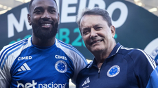 Gerson é apresentado no Mineirão ao lado de Pedro Lourenço e recebe camisa do Cruzeiro - Imagem: Cruzeiro