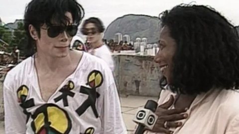 Glória Maria entrevistou o cantor Michael Jackson em sua visita ao Rio de Janeiro, em 1996 - Imagem: reprodução/TV Globo
