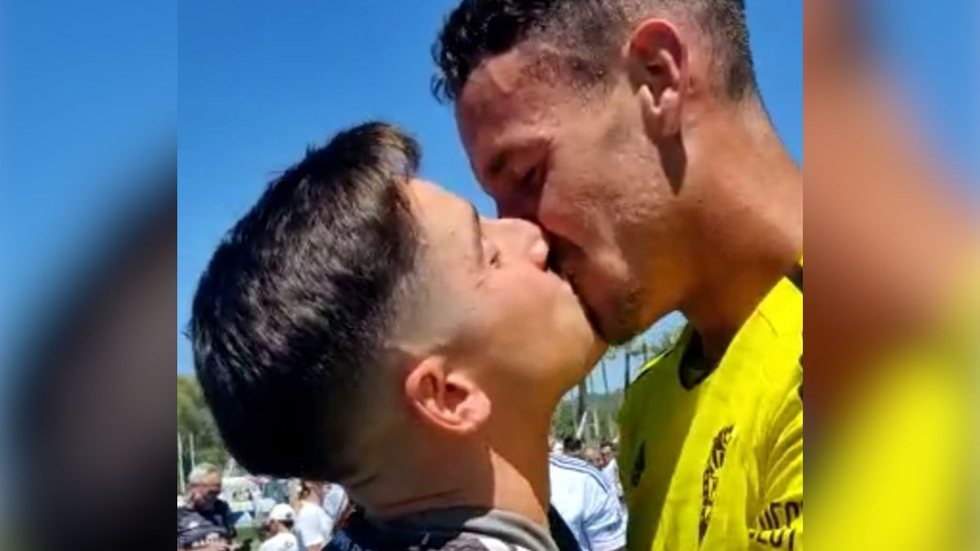 Goleiro comemora título com beijo em namorado e é surpreendido por reações da web - Imagem: reprodução