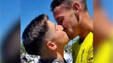 Goleiro comemora título com beijo em namorado e é surpreendido por reações da web - Imagem: reprodução