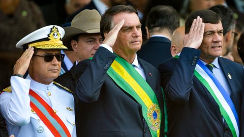 O ex-comandante da Marinha Almir Garnier Santos, o ex-presidente Jair Bolsonaro e o ex-ministro da Defesa Paulo Sérgio Nogueira de Oliveira - Imagem: Reprodução / Agência Brasil / Marcelo Camargo