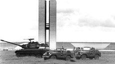 Segundo especialistas, golpes podem ser sutis e camuflados, exigindo vigilância constante para proteger a democracia. - Imagem: Reprodução | Wikipedia