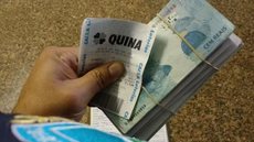Investigação revela que golpistas atuam em grupos, enganando vítimas com histórias convincentes e encenações elaboradas - Imagem: Reprodução/G1