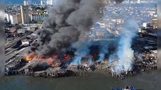Incêndio atingiu comunidade na Zona Noroeste de Santos - Imagem: Reprodução / Abner Reis