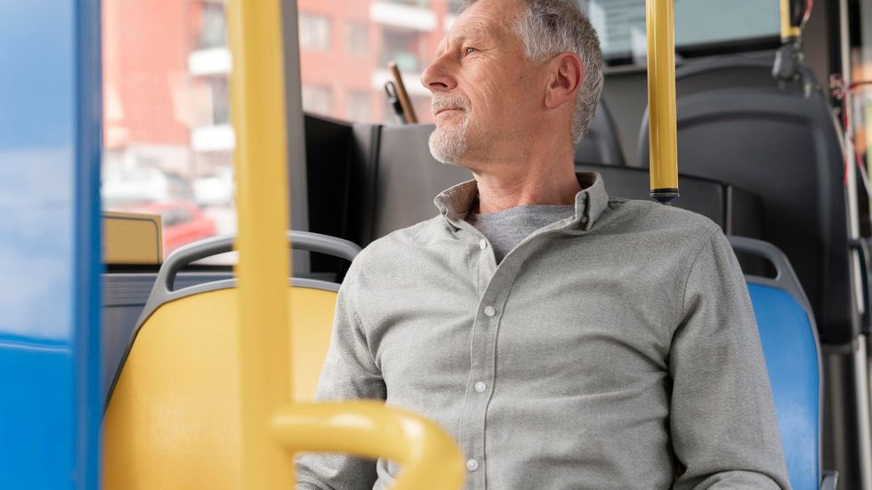 Idosos voltam a ter passagem de ônibus gratuita em SP; veja como solicitar bilhete especial - Imagem: reprodução Freepik