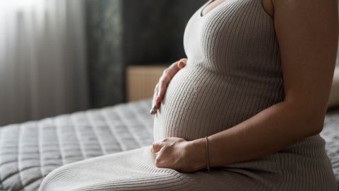Uma mulher grávida de 9 meses foi esfaqueada supostamente pelo seu ex-padrasto e o bebê morreu. - Imagem: reprodução I Freepik