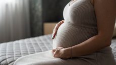 Uma mulher grávida de 9 meses foi esfaqueada supostamente pelo seu ex-padrasto e o bebê morreu. - Imagem: reprodução I Freepik