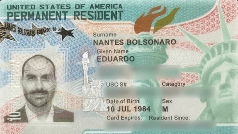 Eduardo Bolsonaro recebeu o green card dos Estados Unidos e passou a ter residência permanente no país, mas o documento não anula sua condenação no Brasil nem impede juridicamente uma eventual extradição - Imagem: Reprodução