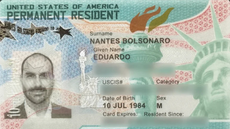Eduardo Bolsonaro recebeu o green card dos Estados Unidos e passou a ter residência permanente no país, mas o documento não anula sua condenação no Brasil nem impede juridicamente uma eventual extradição - Imagem: Reprodução