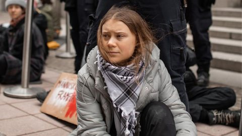 Greta Thunberg é presa na Dinamarca em manifestação contra a guerra de Gaza - Imagem: Reprodução / Instagram / @gretathunberg