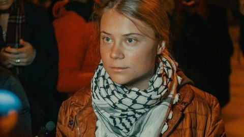 A ativista sueca foi deportada após ser interceptada pela Marinha israelense enquanto tentava levar ajuda humanitária a Gaza - Imagem: Reprodução / X / @RimabestRima12
