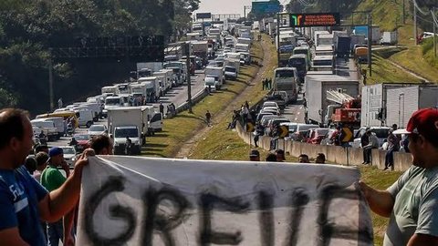 Lideranças dos caminhoneiros convocaram paralisação nacional em portos para pressionar o Senado a votar a MP do Frete antes do prazo de validade. - Imagem: Reprodução