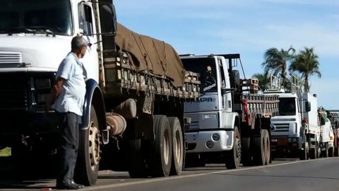 Aumento do diesel continua a ser um desafio, com caminhoneiros em estado de atenção para possíveis novas ações - Imagem: Reprodução/
