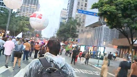 Professores da rede estadual protestam na Avenida Paulista durante greve contra mudanças na carreira e cobram valorização. - Imagem: Reprodução / Apeoesp