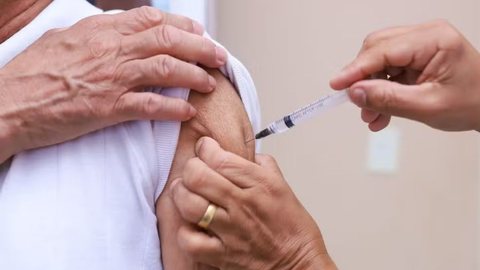 A campanha de vacinação em São Paulo prioriza idosos, crianças e profissionais da saúde, com 265 mil doses disponíveis nas UBS e AMAs. - Imagem: Divulgação / Ascom
