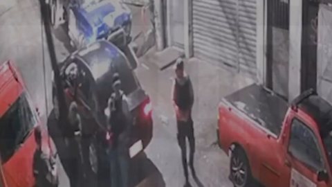 Grupo armado circula em Americanópolis à procura do jovem arremessado de ponte - Imagem: Reprodução / X / @Metropoles