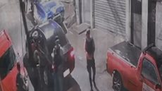 Grupo armado circula em Americanópolis à procura do jovem arremessado de ponte - Imagem: Reprodução / X / @Metropoles