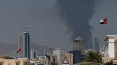 Ataques a campos de gás e refinarias no Oriente Médio elevam os preços do petróleo a patamares inéditos. - Imagem: Reprodução / Bloomberg