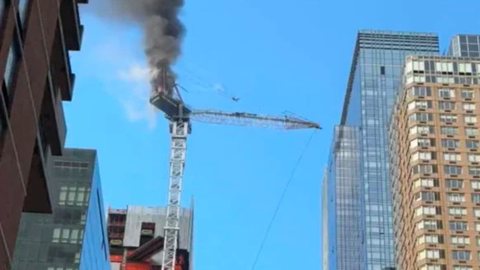 Vídeo impressionante flagra guindaste desabando sobre prédios; veja - Imagem: reprodução redes sociais