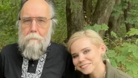 Daria Dugina e seu pai, o filósofo Alexander Dugin, apontado pela mídia como um dos mentores de Vladimir Putin - Imagem: reprodução Telegram