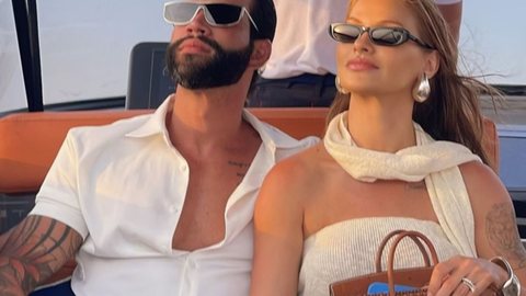 Gusttavo Lima posa ao lado da esposa, mas outra coisa rouba a cena - Imagem: Reprodução/Instagram