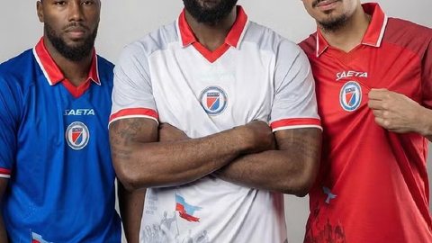 Camisa da seleção do Haiti homenageia a histórica Batalha de Vertières, considerada decisiva para a independência do país - Imagem: Reprodução