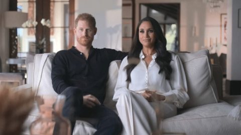 O príncipe Harry e sua esposa, Meghan Markle, no documentário "Harry & Meghan" (Netflix) - Imagem: reprodução/Netflix