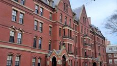 Medidas do governo Trump contra Harvard incluem congelamento de bolsas e revogação de isenção fiscal - Imagem: Divulgação / Harvard