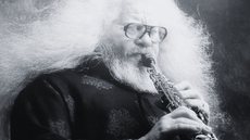 Hermeto Pascoal, conhecido por sua liberdade musical, começou sua carreira aos 10 anos e se destacou internacionalmente - Imagem: Reprodução