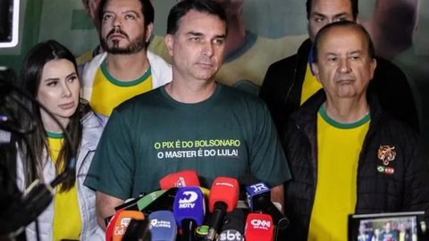 Flávio Bolsonaro admitiu ter solicitado recursos ao banqueiro Daniel Vorcaro após divulgação de mensagens e áudios envolvendo a produção de filme sobre Jair Bolsonaro - Imagem: Reprodução