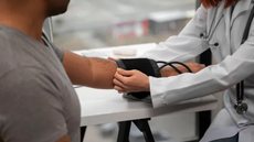 Além da hipertensão, o diabetes também cresceu, enquanto o tabagismo apresentou queda, indicando avanços nas políticas de saúde. - Imagem: Reprodução / Freepik
