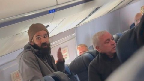 Em vídeo, homem ataca comissária com faca improvisada e tenta abrir porta de avião - Imagem: reprodução Instagram