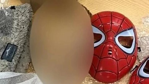 BIZARRO! Cabeça decapitada é encontrada em máscara de homem-aranha; entenda - Imagem: reprodução