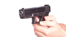 Homem dá tiros contra jovens - Imagem: Freepik.com