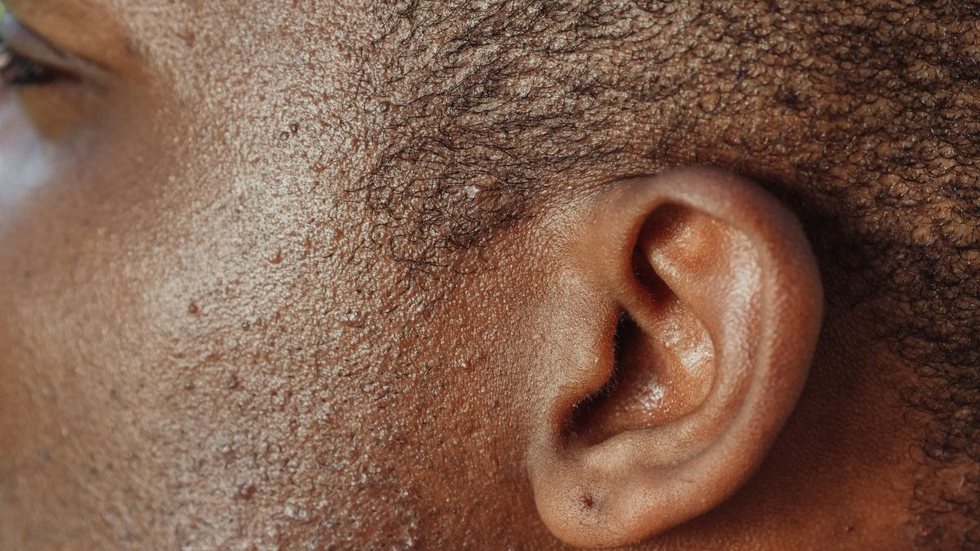 Homem arranca as próprias orelhas e simula tortura por motivo inacreditável - Imagem ilustrativa: reprodução Freepik