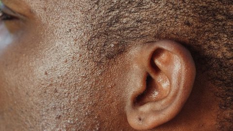 Homem arranca as próprias orelhas e simula tortura por motivo inacreditável - Imagem ilustrativa: reprodução Freepik